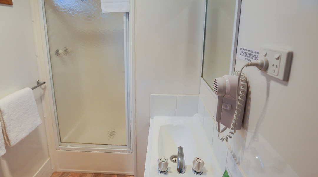 1 bedroom cabin 5 berth bathroom melbourne shower children accommodation